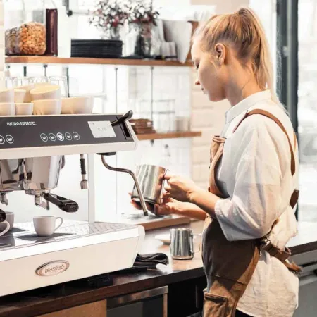 Sophie à côté de la machine à café.